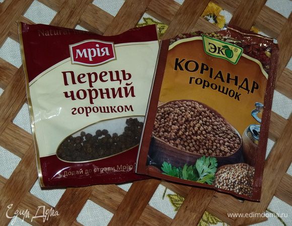 Добавить тмин, перец и кориандр.