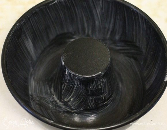 Форму для выпекания смазать сливочным маслом. Используйте форму для выпечки кекса в виде кольца.
