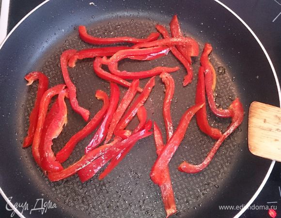 Нарезаем перец соломкой и обжариваем на растительном масле.