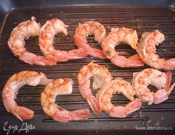 Обжариваем креветки с двух сторон.