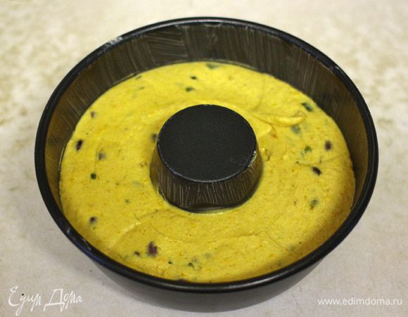 Выложить тесто в форму для выпекания. 
