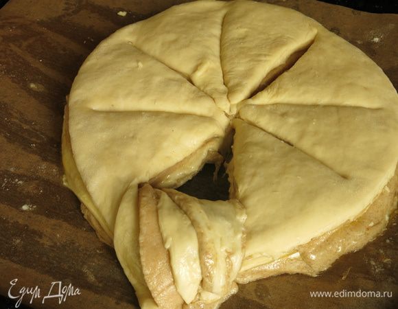 Отгибая треугольники, выкладываем их веером по не разрезанному краю, образуется волна из теста, последние два пласта-треугольника — цельнозерновое и пшеничное отгибаем вместе, цельнозерновое тесто очень нежное, впервой закладке получились неровные края.