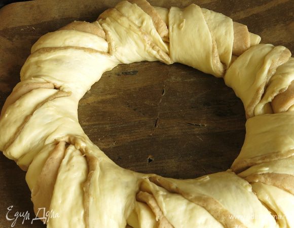 Прорабатываем все треугольники, подгибаем кончики треугольников под венок, смазываем венок желтком с ложкой молока.