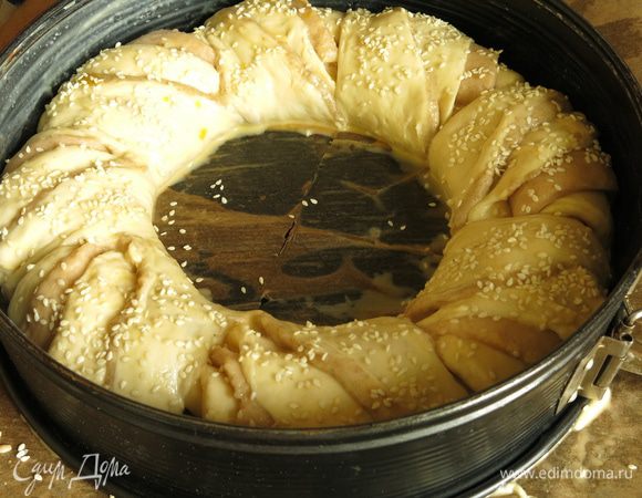 Посыпаем кунжутом, надеваем кольцо. Можно использовать форму большего диаметра, за счет стенок расстойка не поплывет в стороны, будет сформирован высокий хлеб. Выдерживаем в тепле 30 минут, за это время нагреваем духовку до 200°С.