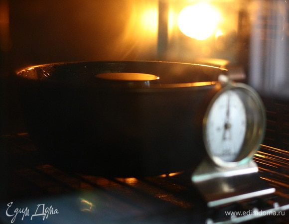 Выпекать кекс в духовке 40 — 50 минут при температуре 170°C.