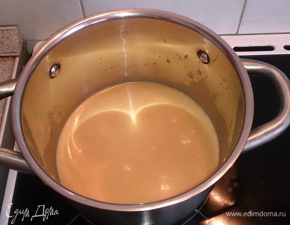 Выливаем содержимое пакетика в кастрюлю и даем закипеть.