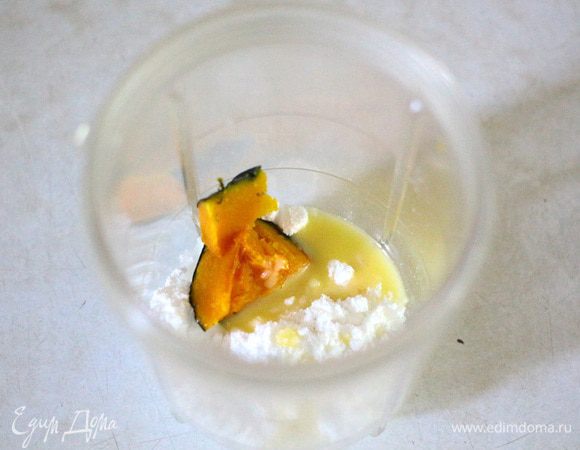 Для глазури растопить 30 г сливочного масла в микроволновой печи. Смешать в блендере сахарную пудру, 50 г тыквенного пюре, молоко и растопленное масло.
