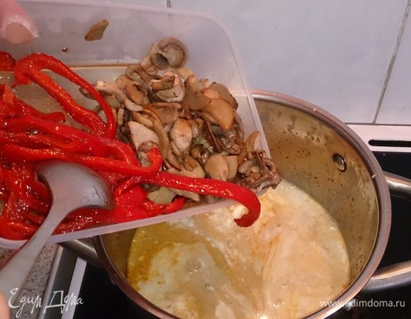 Добавляем обжаренный перец и грибы.