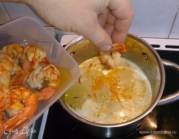 Добавляем креветки.