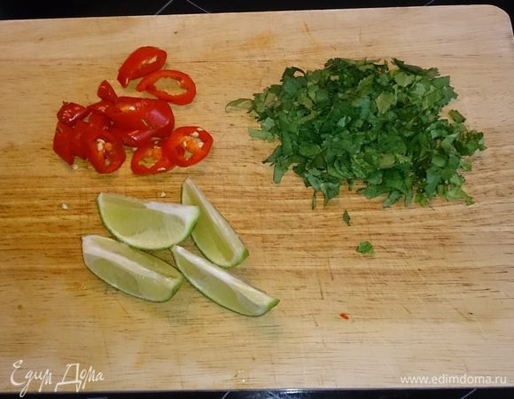 Нарезаем чили, лайм, кинзу.