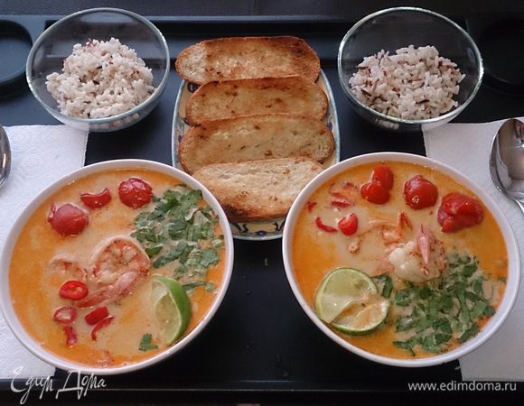 Разливаем по тарелкам, добавляем кинзу, чили и лайм, подаем с отварным рисом и жареным хлебом. Приятного аппетита! Наслаждайтесь. Попробуйте приготовить и узнайте  вкус мирового рейтинга!