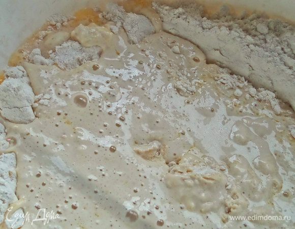 Замесить тесто.