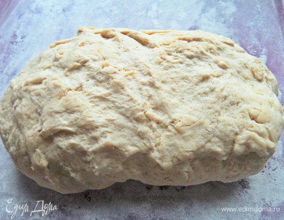 Переносим на доску с мукой или на силиконовый коврик.