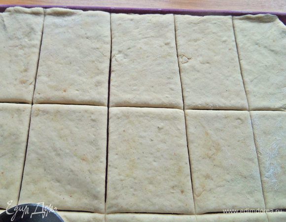 Раскатываем в пласт и делим на квадраты или прямоугольники ножом для пиццы.