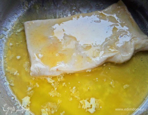 Снова растопить 50 г масла (у меня ушло больше на ложку, так как часть масла стекала уже в форме и не хватило) и обмакнуть каждый ломтик теста в масло.