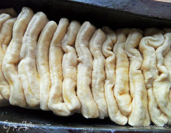 У меня небольшая силиконовая (высота — 6,5 см, длина — 23 см, ширина — 10 см) и моему хлебу было немного тесновато расти.