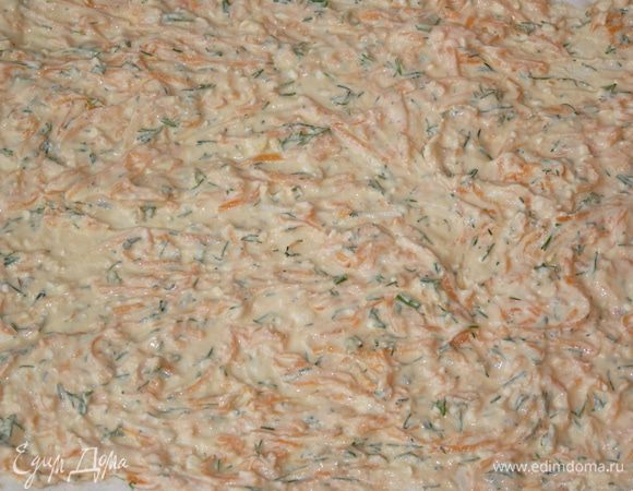 Тонким равномерным слоем распределяем начинку по лавашу.