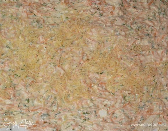 Твёрдый сыр натереть на мелкой тёрке, 1/3 часть распределить сверху начинки.