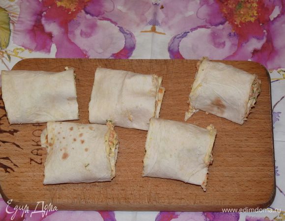 Свернуть в рулет и нарезать одинаковыми кусочками.