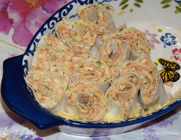 Форму для запекания смазываем 1 ст. л. сливочного масла, выкладываем кусочки вертикально. Оставшееся масло растопить и полить пирог сверху, так чтобы попало в каждый кусочек.