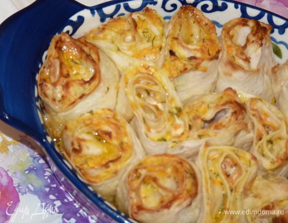 Прикрыть фольгой (на первые 10 минут запекания, затем снять). Выпекать в заранее разогретой до 170°С духовке 20 минут.