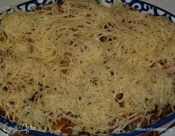 Затем посыпать оставшимся сыром и запекать 5 минут.