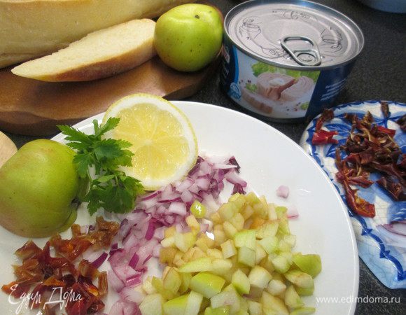 Багет, лучше всего свежеиспеченный, нарезаем ломтиками, толщиной 1,5 см. Мелко режем, лук, яблоко (желательно кислых сортов), перец сладкий красный (можно сушеный, предварительно размочить). Яблоко, чтобы не потемнело сбрызгиваем лимонным соком.