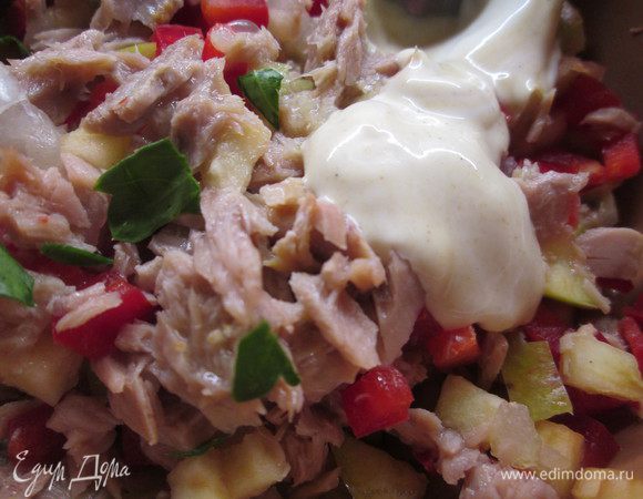 Добавляем каперсы (крупные нарезаем), тунец, размятый до небольших кусочков, петрушку и заправляем соусом из майонеза, горчицы, сока лимона. Перемешиваем.