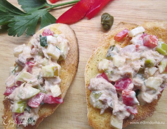 Брускетты наполняем сверху начинкой.