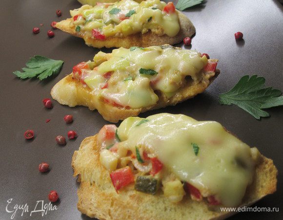 Подаем брускетту как закусочный «аперитив» перед основным блюдом или наслаждаемся с чашечкой утреннего кофе! Bon Appetit!