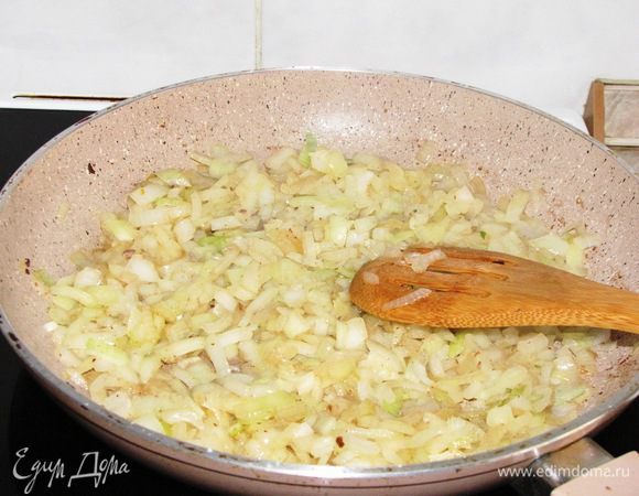 В той же сковороде обжарить нашинкованный лук до мягкости.