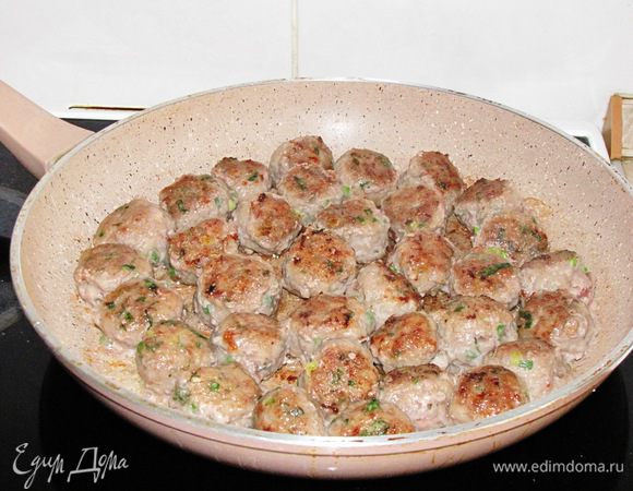 Разделать фарш на небольшие шарики, обвалять их в муке и обжарить на раскаленной сковороде с оливковым маслом. Выложить шарики в другую посуду.