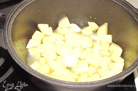 В большой кастрюле отварить до полуготовности очищенный и нарезанный картофель. Воды или бульона наливать так, чтобы прикрыть картофель.