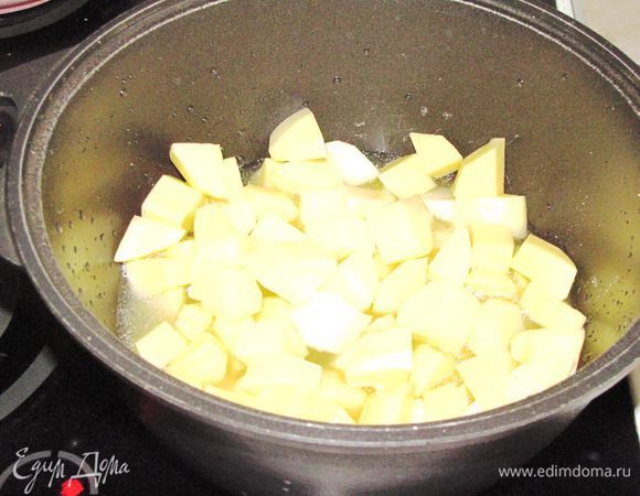 В большой кастрюле отварить до полуготовности очищенный и нарезанный картофель. Воды или бульона наливать так, чтобы прикрыть картофель.