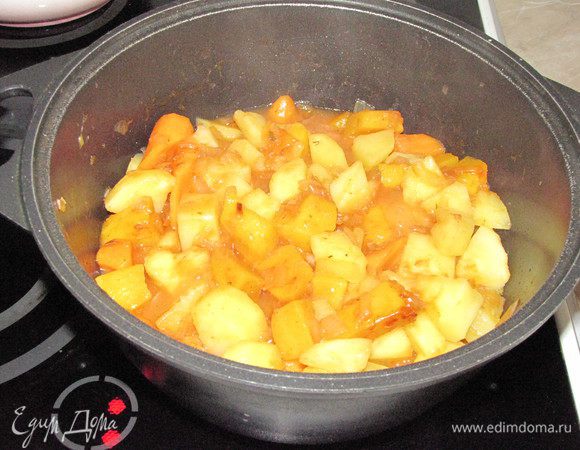 Выложить в кастрюлю овощи из сковороды, приправить, перемешать и тушить до готовности под крышкой.