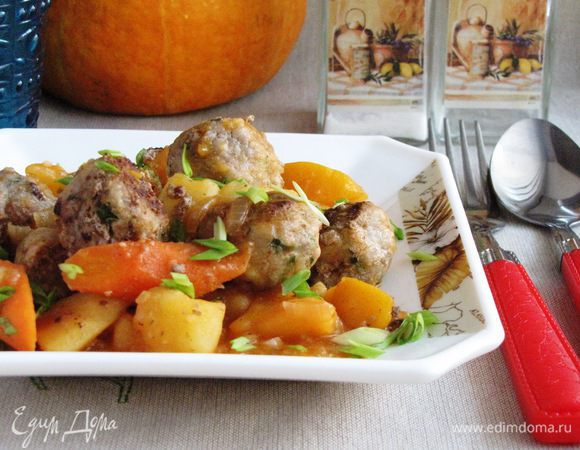 Рагу готово! Сочное и ароматное! Раскладываем по тарелкам и зовем всех к столу. Приятного аппетита!