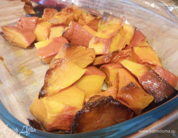 Тыква у меня запечённая заранее. Ставлю запекаться  сразу некоторое количество тыквы, храню в холодильнике и по мере надобности добавляю в то или иное блюдо. Из общего количества нам понадобится 100 г готовой тыквы. 