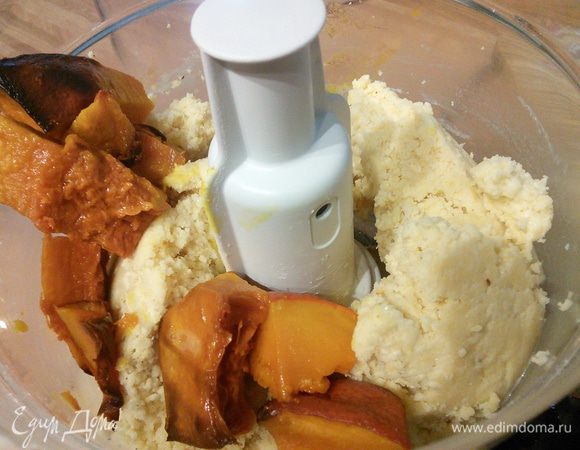 Добавить тыкву и взбить вмешать ее в тесто. По необходимости можно добавить ложку ледяной воды, но не спешите это делать, так как мякоть тыквы имеет иногда водянистую консистенцию. 