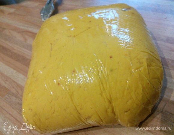 Тесто собралось в комок, обернуть его пищевой плёнкой и отправьте в холодильник на 2 часа. 