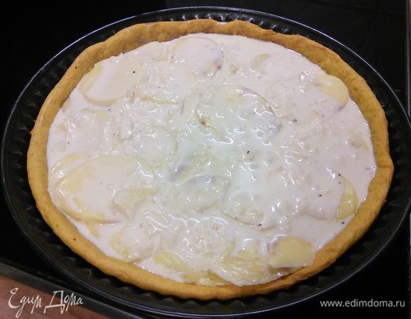 В заготовку из теста выложить половину картофеля нахлест, залить половиной яично-сливочной смеси. Позаботиться о том, чтобы не оставалось свободных полостей. 