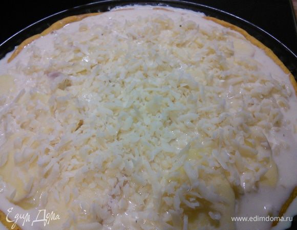 Выложить оставшийся картофель, залить вторую часть заливки, посыпать оставшимся сыром. 