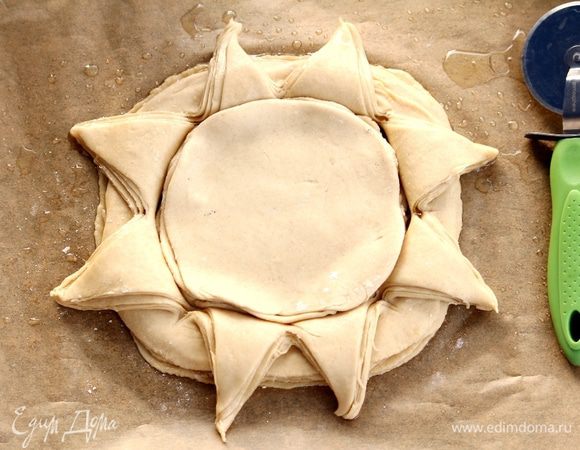 Процедура та же, каждый пласт смазываем маслом и укладываем друг на друга. И делаем еще 8 надрезов.