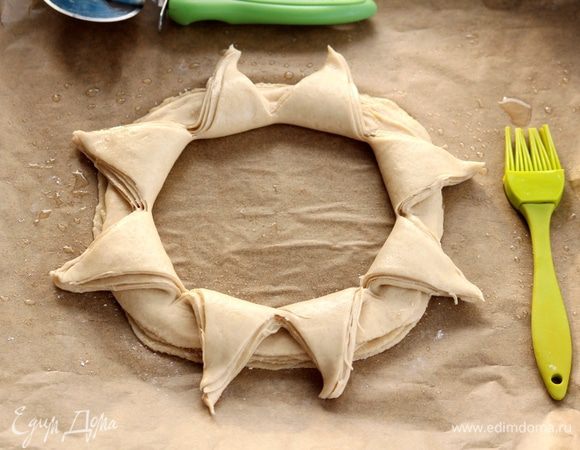 Лепестки отворачиваем.В образовавшийся круг необходимо поместить еще 5  раскатанный в круг шарика от второго деления.