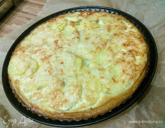 Выпекать тарт при той же температуре около 30 — 45 минут. Важно поставить тарт в нижний отдел духовки, чтобы он не пригорел. Проверьте картофель на готовность, в противном случае увеличьте время выпечки на 5 — 10 минут. Зависит от сорта картофеля и тонкости его нарезки. Вот он красавец!