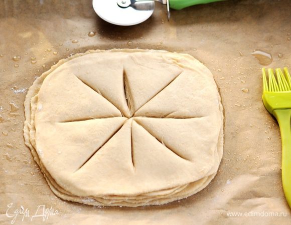 Делаем ножом лепестки, разделяя круг на 8 частей.