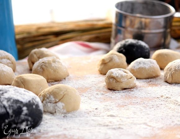 Черное тесто было запланировано в последний момент, так как появилась идея сделать середину цветка — черной. Итак, белое тесто делим на 2 равные части. Первую часть делим на 5 равных шариков. Вторую часть делим так: 1/3 и 2/3. Большую часть (2/3) делим еще на 5 частей. А 1/3 — это та часть, что будет сердцевиной. Но так как у нас есть черное тесто, то сделаем сердцевину из него.