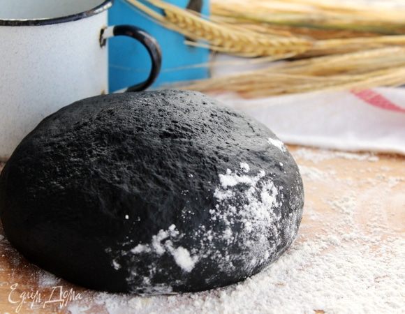 В черную закваску я добавила те же ингредиенты и еще 2 пачки угля, теперь тесто стало насыщенно черным.