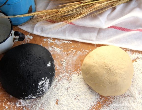 вес каждого колобка получился чуть менее 800 г. Из черного теста я планирую делать черную буханку, а из белого цветок.