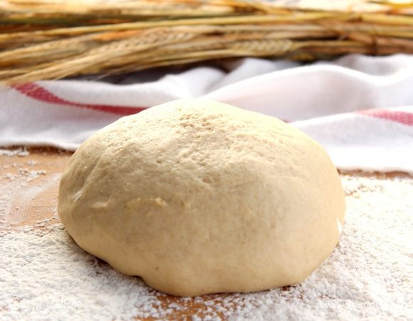 Утром закваска хорошо подошла, мне потребовалось добавить 50 г воды и 50 г молока, соль и сахар в исходный продукт. Тесто потребует муки примерно 150 — 200 г. Все хорошо вымешиваем и даем отдохнуть некоторое время.