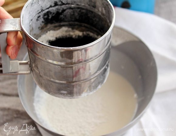 С вечера я подготовила закваску: исходное количество закваски 400 г смешала с 200 г воды, разделила на равные порции и в одну добавила 200 г муки, а во вторую 200 г муки и размельченный в ступке уголь — 2 пачки.